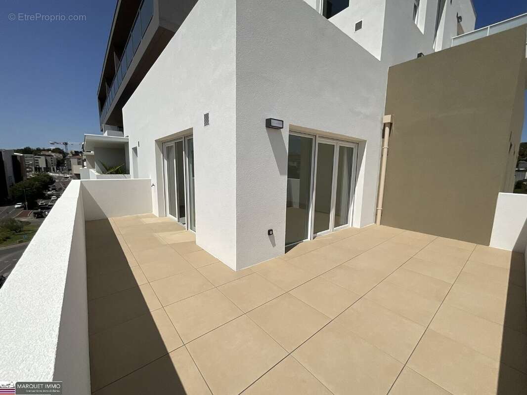 APT T3 offrant 64 m² avec terrasse 23 m² et parking au 5° étage avec ascenseur... - photo 4