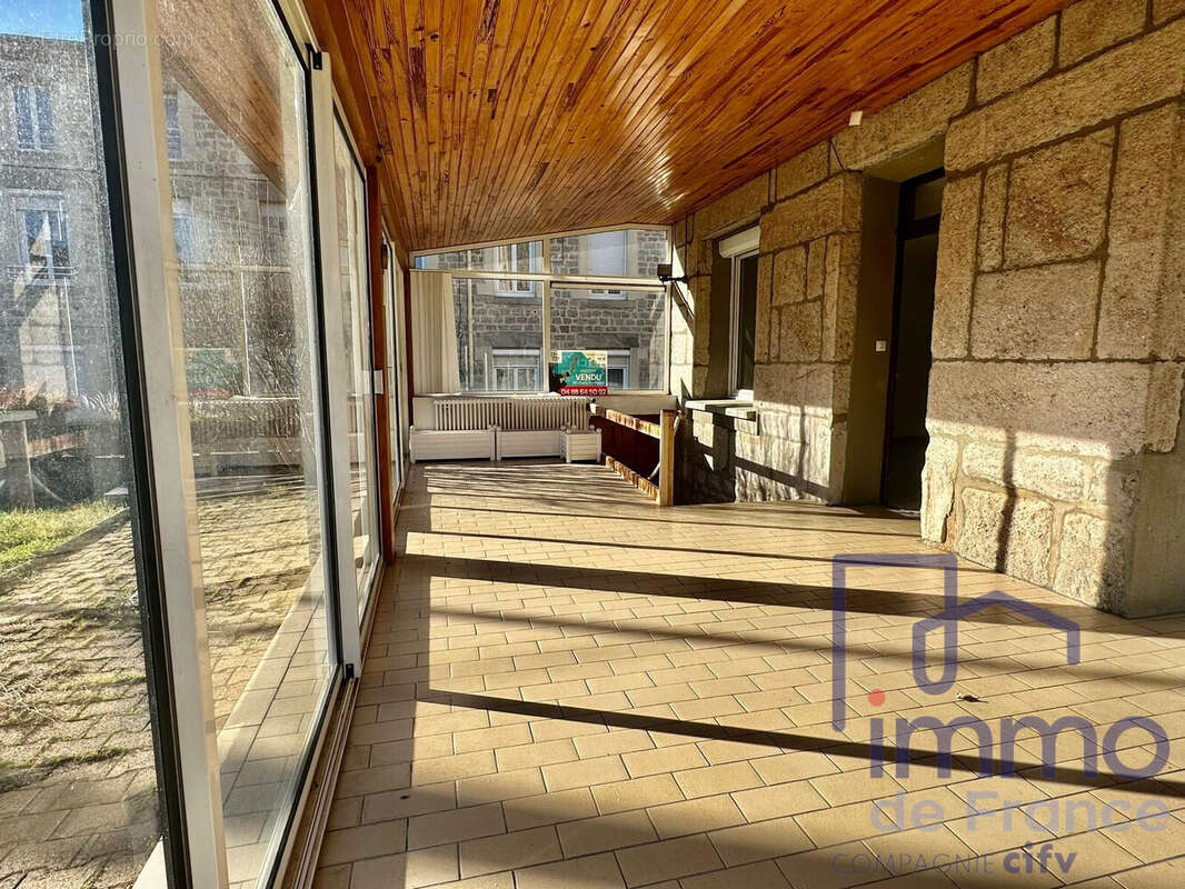 Maison à SAINT-GENEST-LERPT