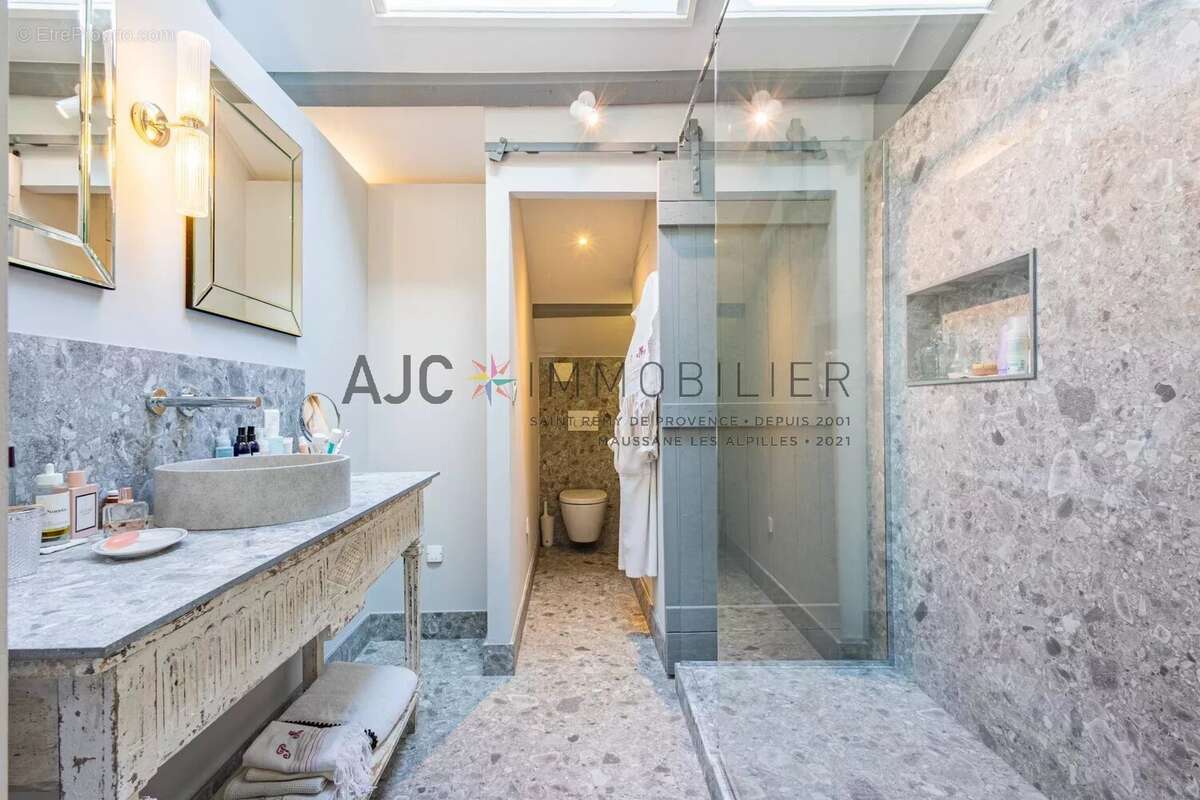 Saint-Rémy-de-Provence – À pied du centre, une maison rénovée au charme de la campagne - photo 15
