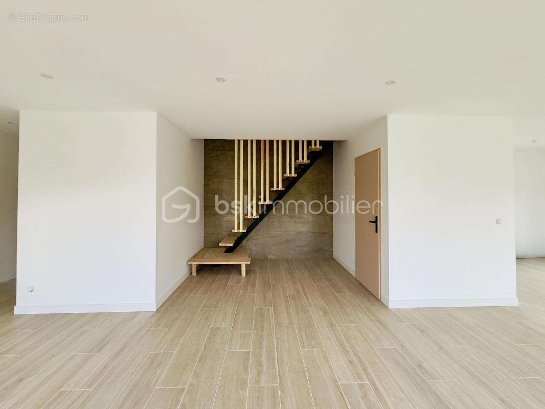 Maison à PUGNY-CHATENOD