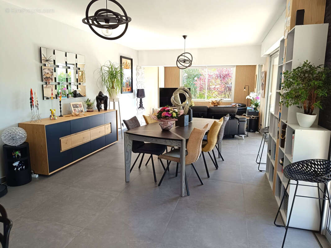 Maison à CREUZIER-LE-VIEUX