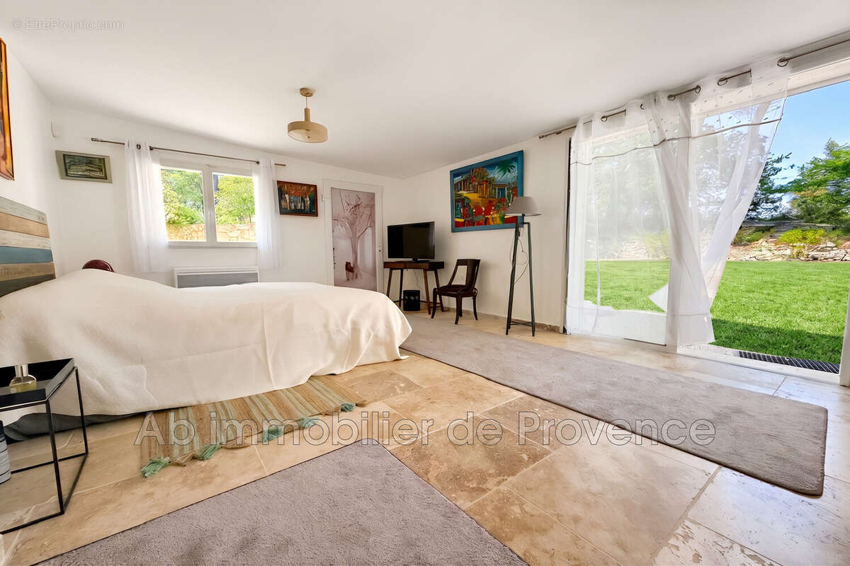 Maison 173 m² à Rognes  - photo 7