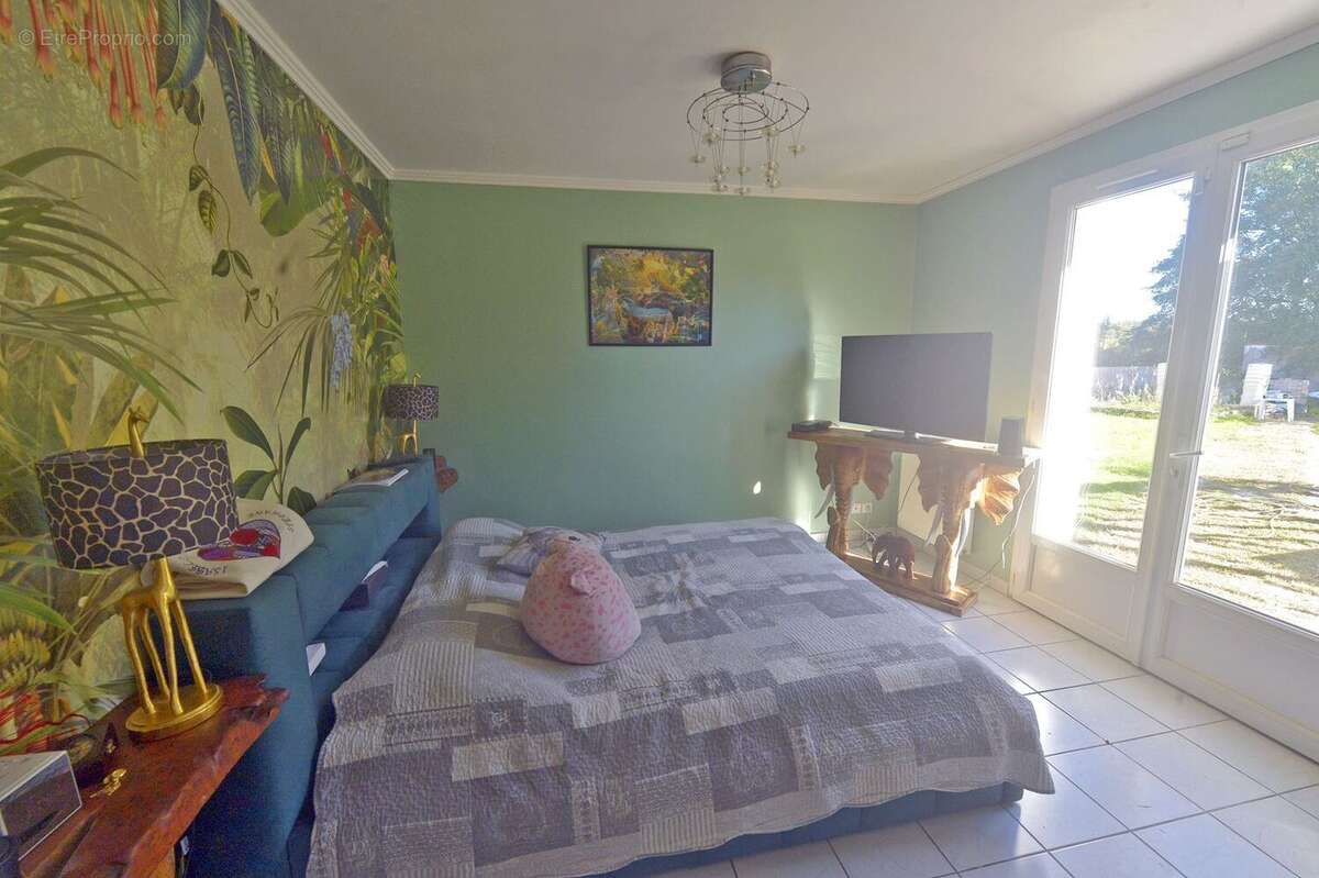 Maison 380 m² à Grezac  - photo 8