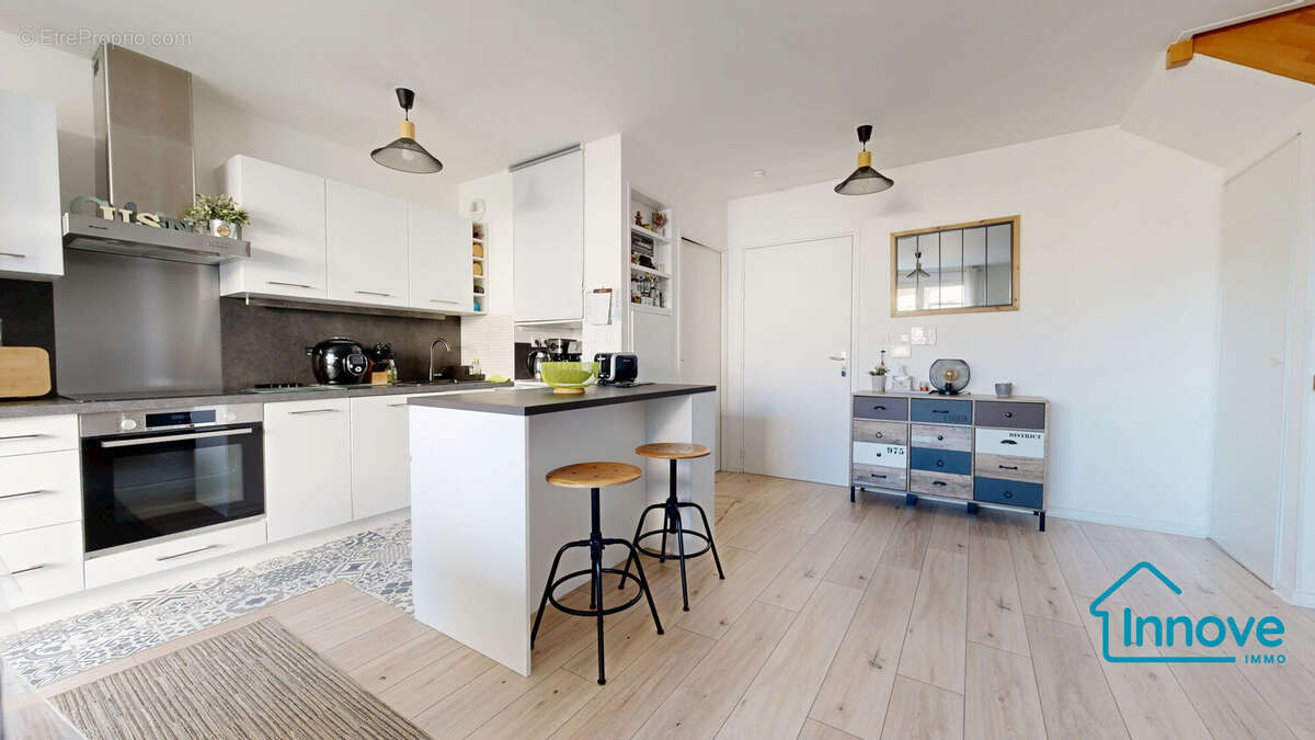 Appartement à THIVERVAL-GRIGNON