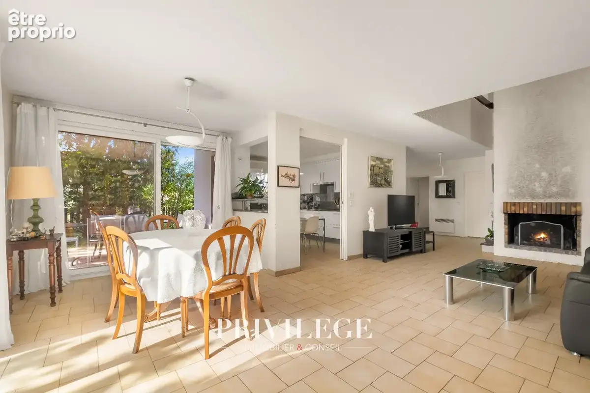 Chassieu   Maison familiale de 145 m2 avec jardin de 709 m2 à proximité du centre - photo 6
