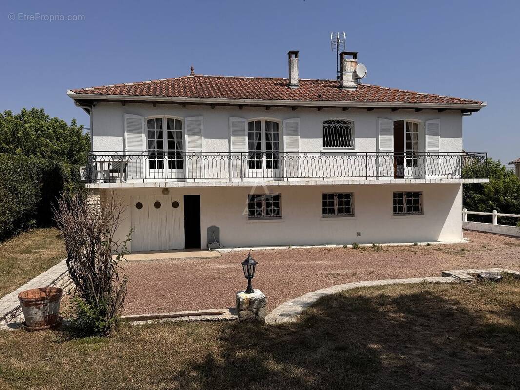 Maison à MAGNAC-SUR-TOUVRE