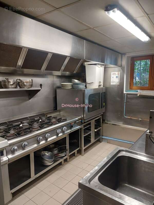 Commerce à PARIS-8E