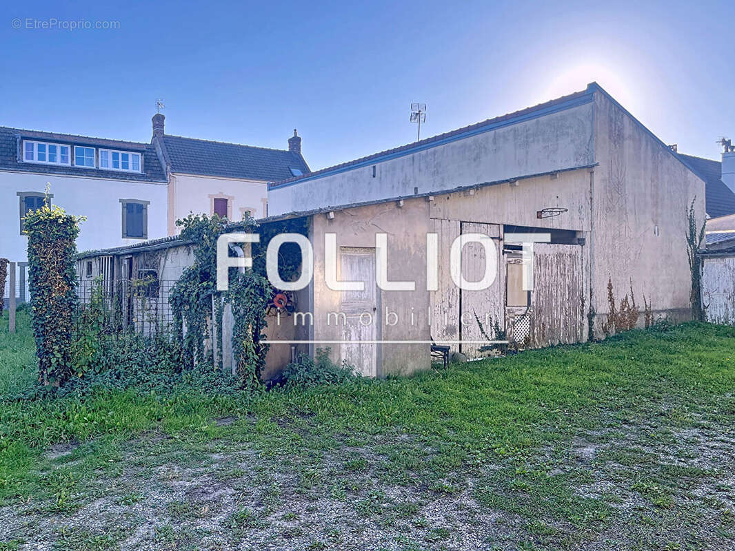 ACHAT/VENTE OUISTREHAM - Terrain constructible de 467 m² avec garages et hanger - photo 3
