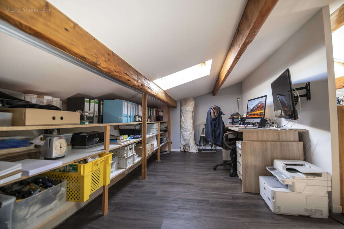 Commerce à SAINT-SATURNIN-DE-LUCIAN