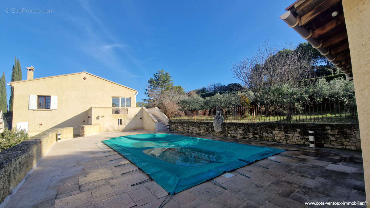 Maison à LA ROQUE-SUR-PERNES