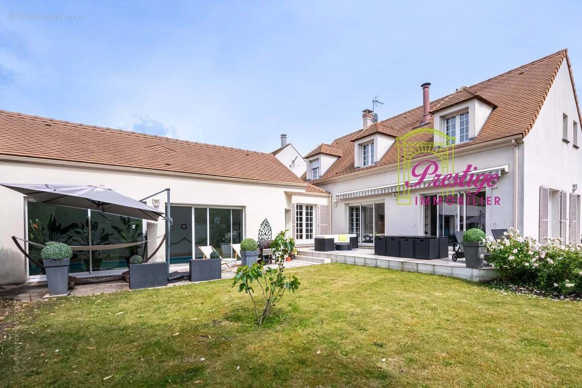 Maison à LE MESNIL-LE-ROI