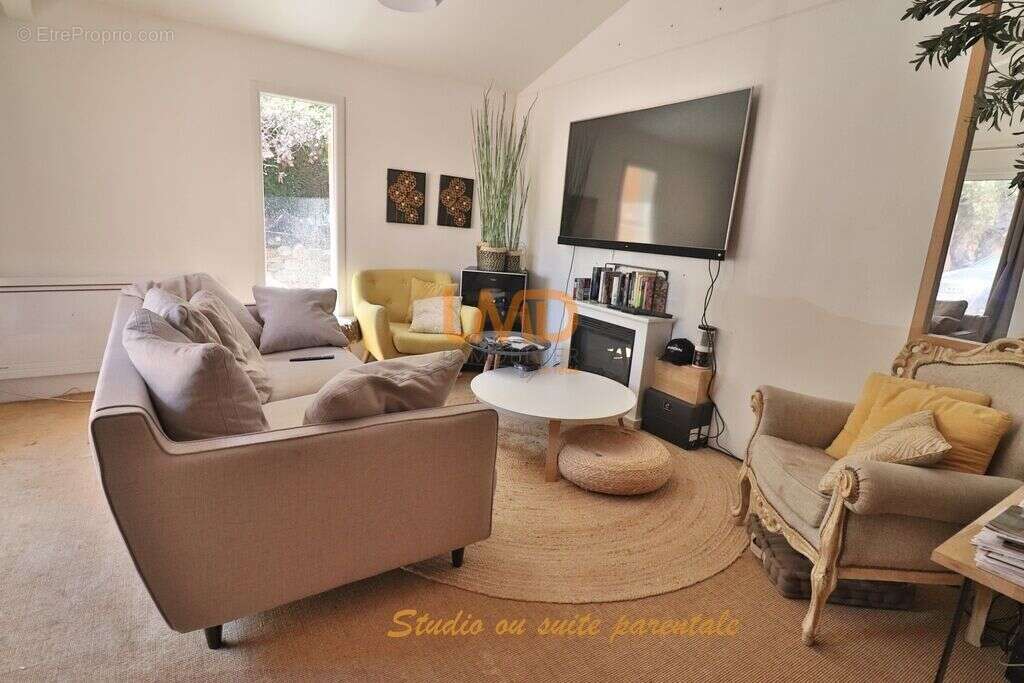 Saint Maximin: maison T5 + studio + dépendance - photo 15