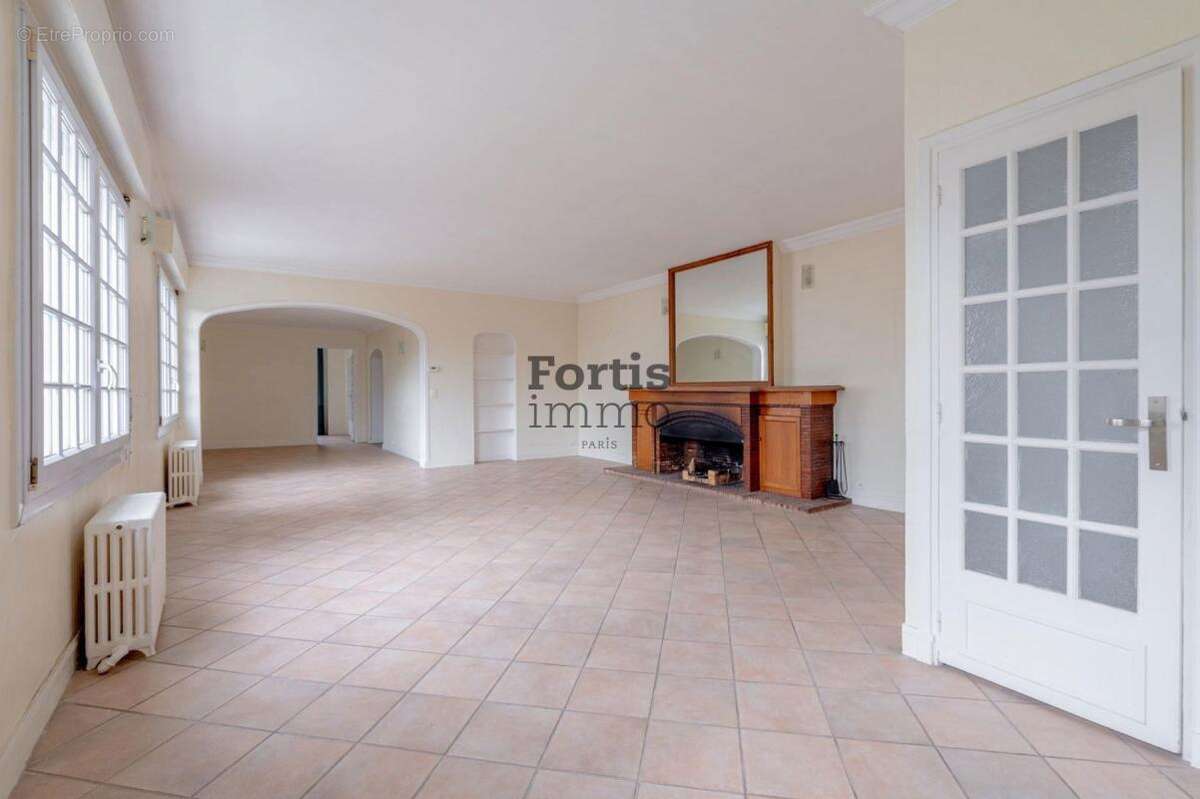 Maison à LE MESNIL-LE-ROI