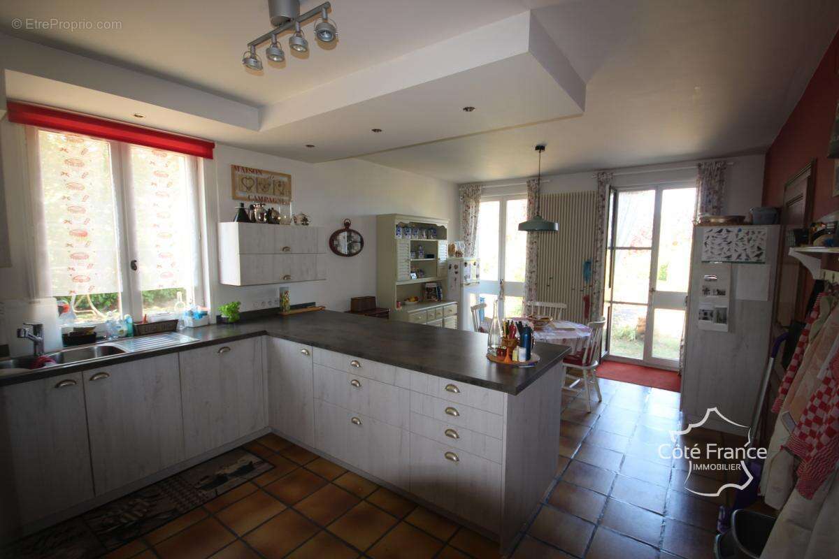 AUBRIVES VILLA DE CARACTERE sur un terrain de 3600 m2, proch - photo 10