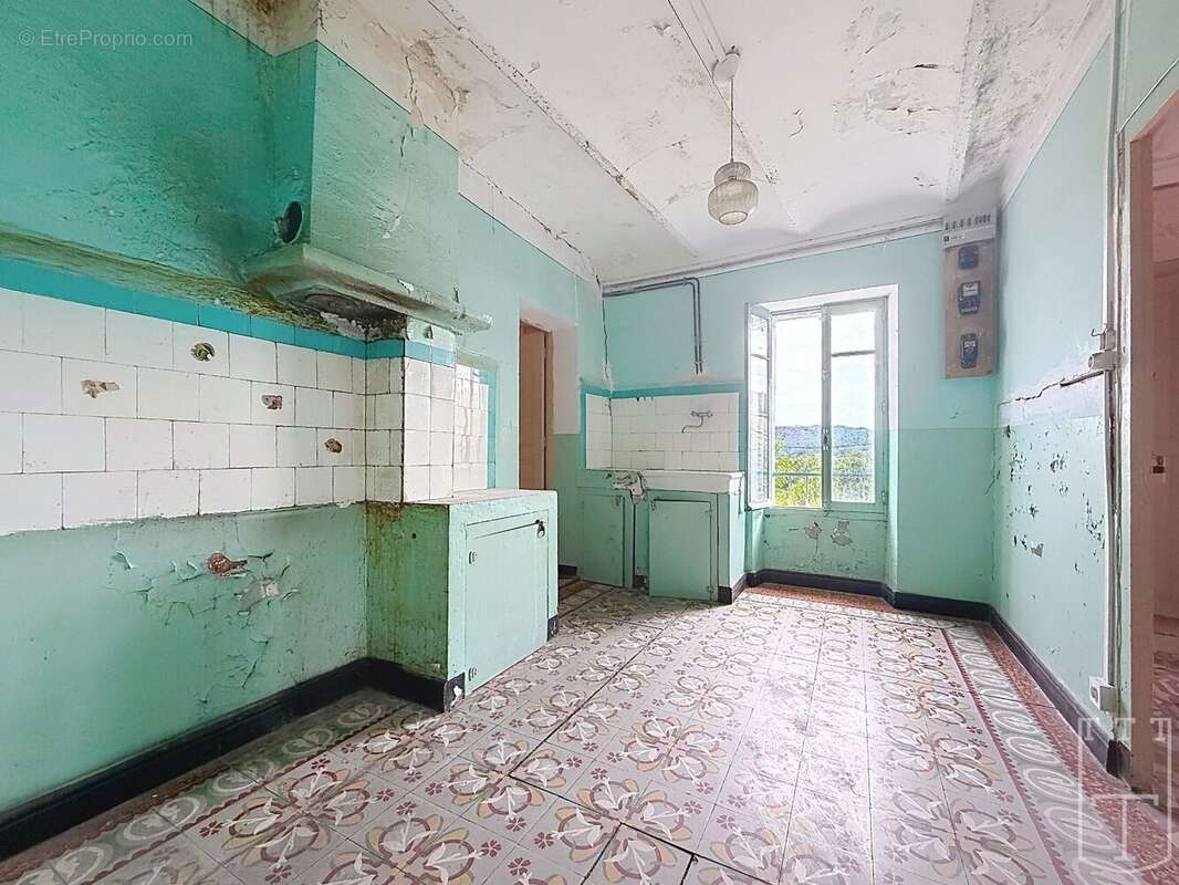 Maison en pierre A RENOVER avec possibilité de créer plusieurs logements. - photo 7