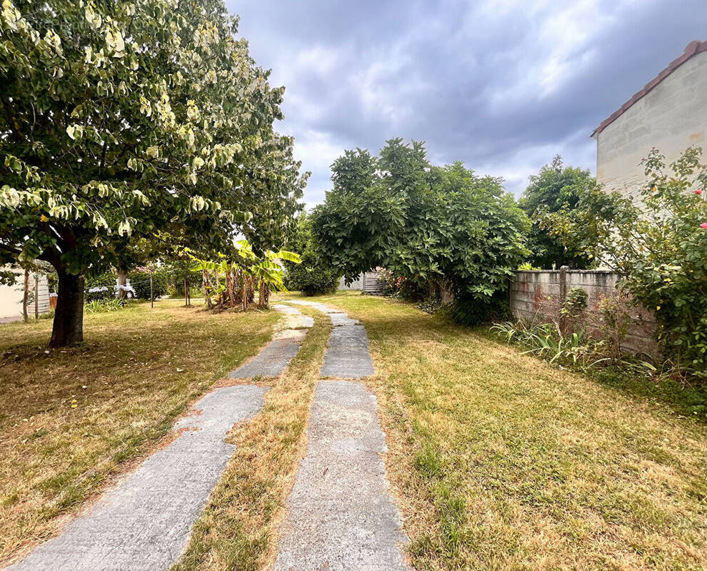 Terrain à AMBARES-ET-LAGRAVE