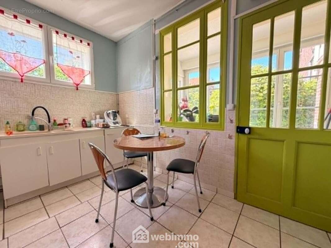 A ses cotés, la cuisine équipée de 16 m² - Maison à LAON