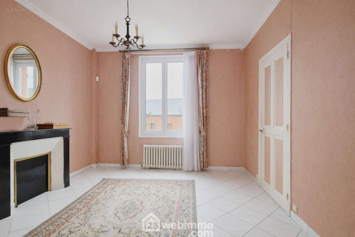 Les fenêtres sont en double vitrage pvc - Maison à LAON