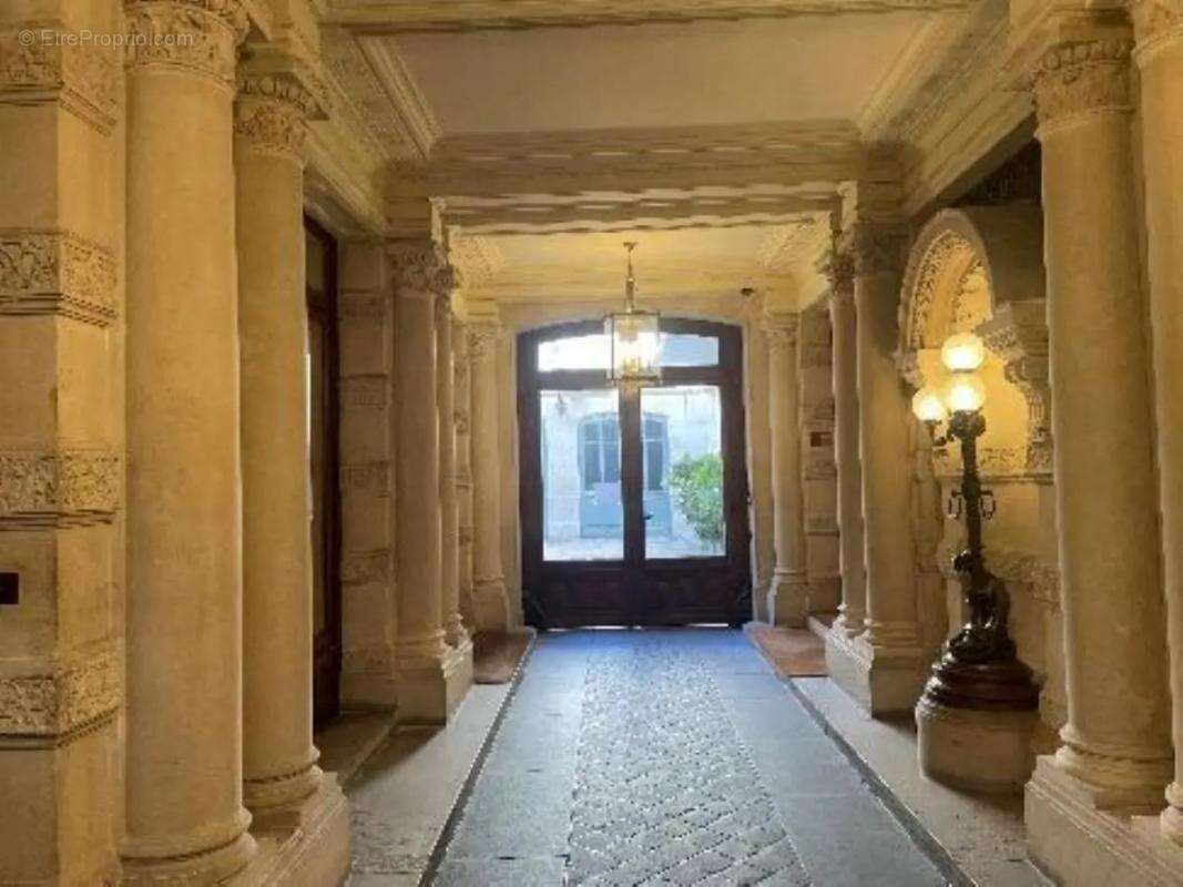 Commerce à PARIS-8E