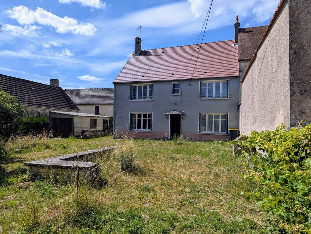 façade maison avec jardin et dépendances - Maison à MAILLY-LA-VILLE