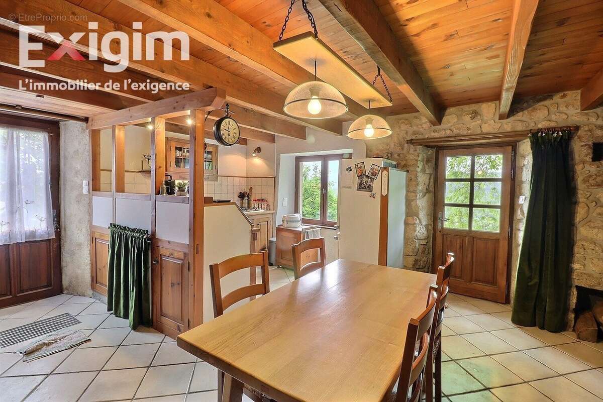 Maison à SAINT-APOLLINAIRE-DE-RIAS