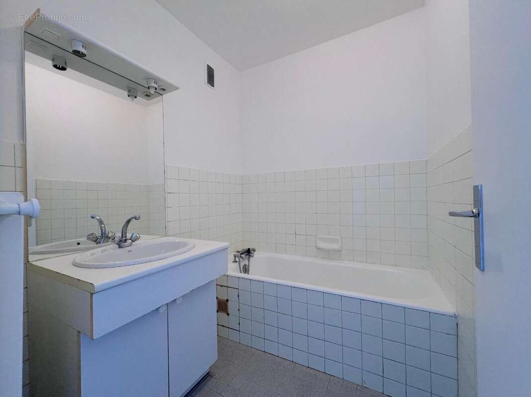 Appartement 80 m² à Decines-Charpieu  - photo 8