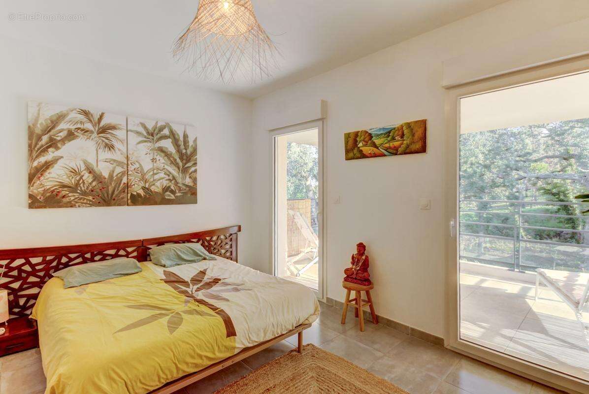 Maison à ROQUEBRUNE-SUR-ARGENS