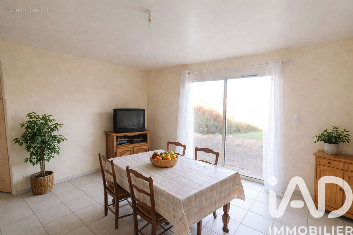 Maison 90 m² à Menigoute  - photo 3