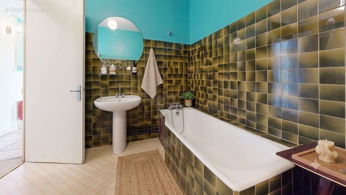 Appartement type Canut de 93m2 en étage élevé au centre de Saint Just - photo 6