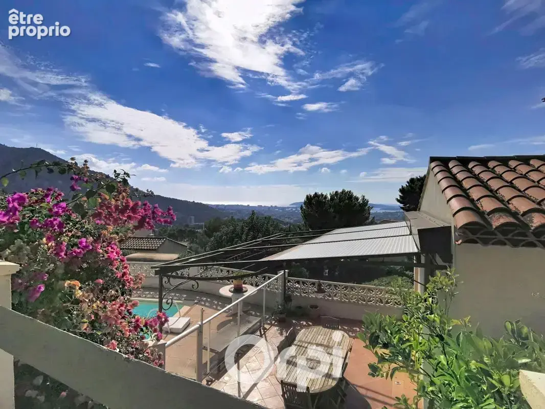 À vendre maison de type 5 d'environ 140m² habitables entièrement rénovée avec piscine et vue mer - photo 3