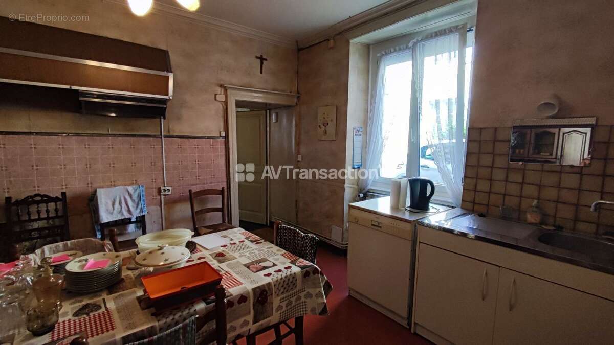 Maison à COMBEAUFONTAINE