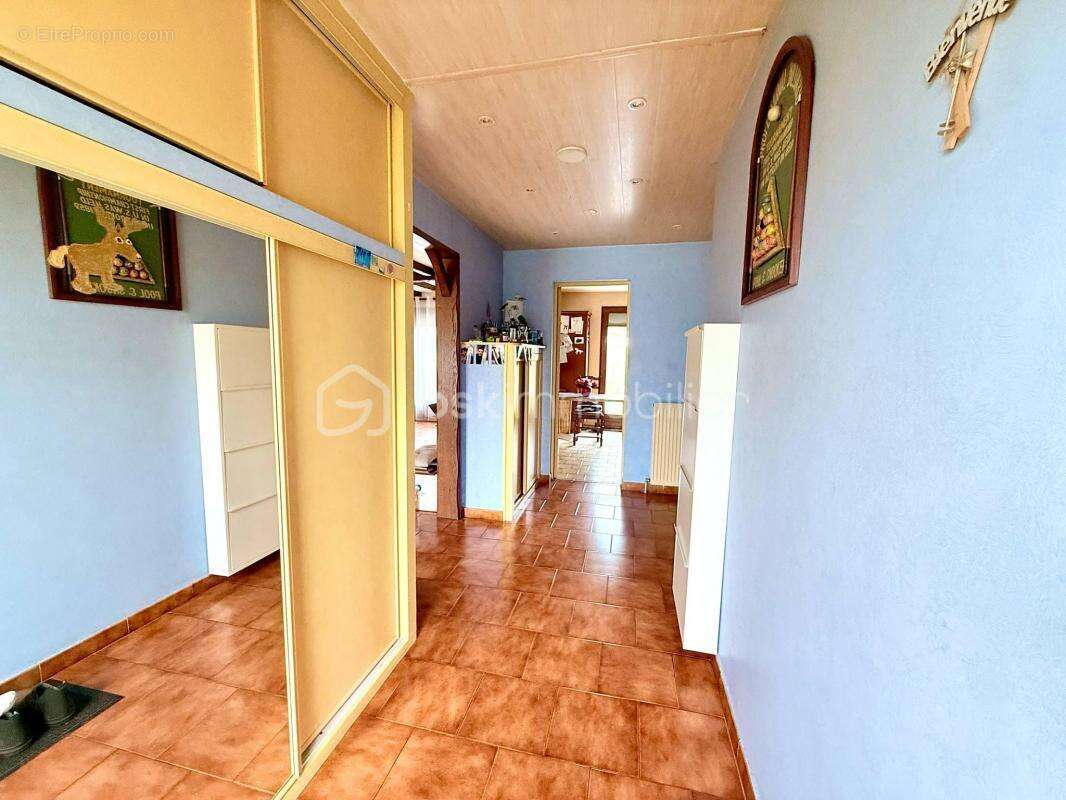 Maison à rafraichir / 5 Chambres / Sous-Sol Total - photo 2