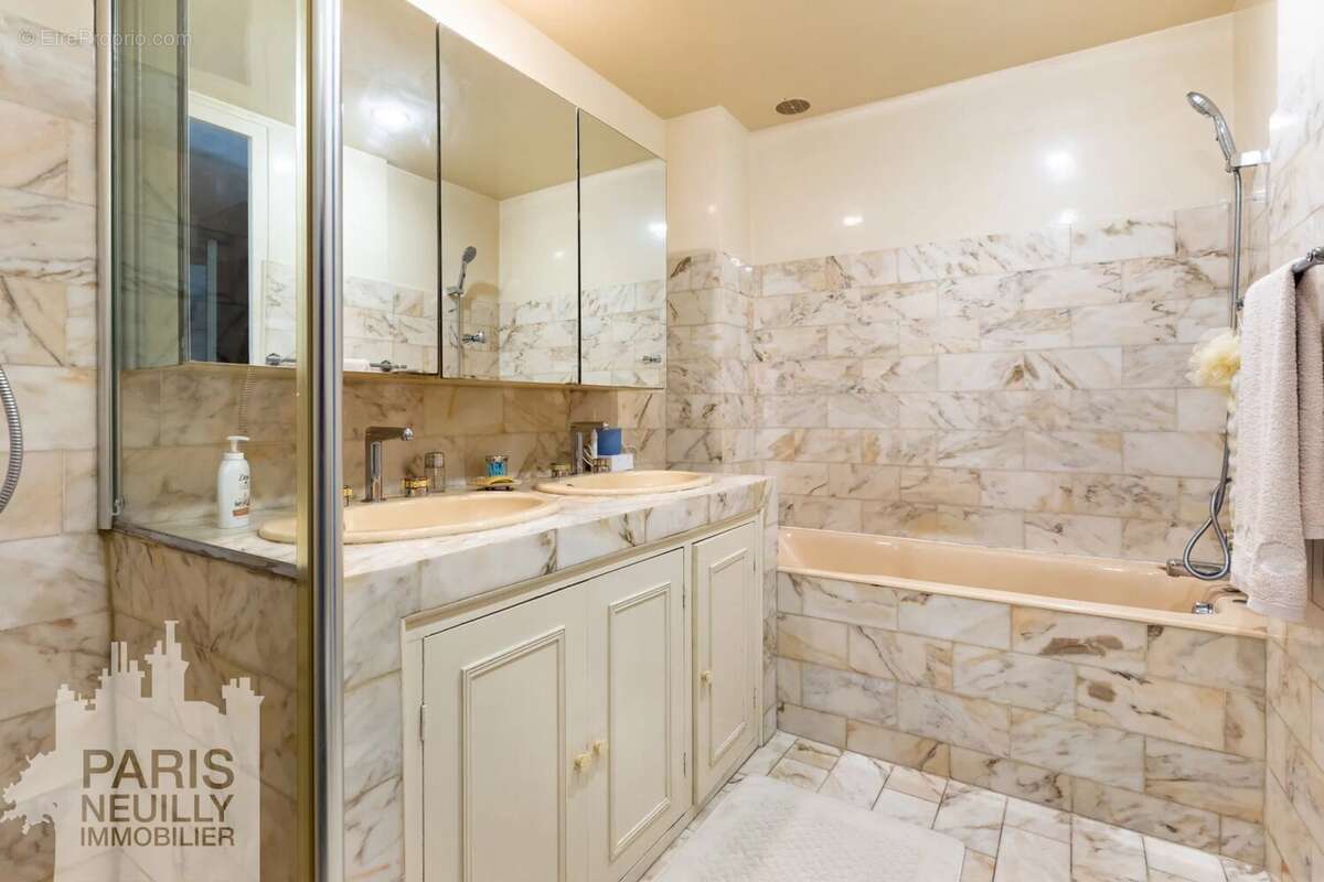 Appartement à PARIS-16E