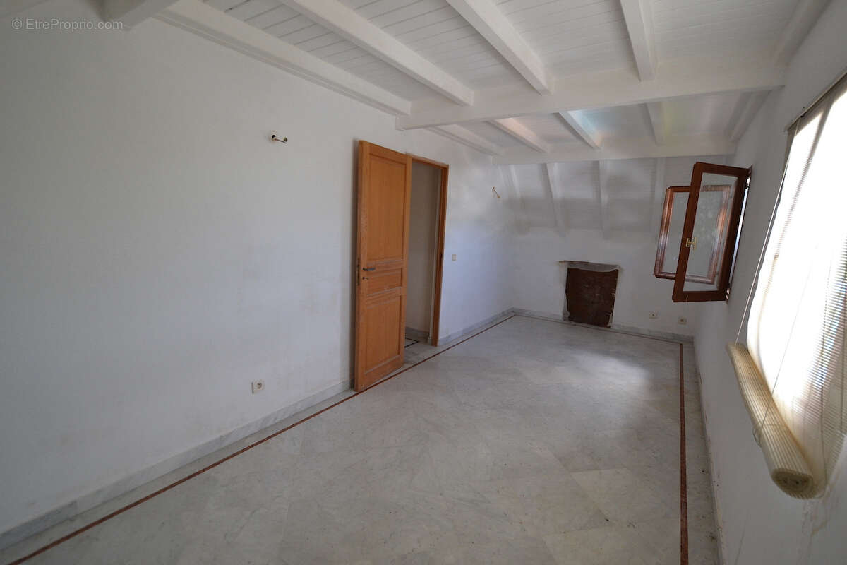 BM: Propriété de caractère. 244m2. 2 T3 + 1 T5. Emplacement résidentiel et recherché. - photo 15