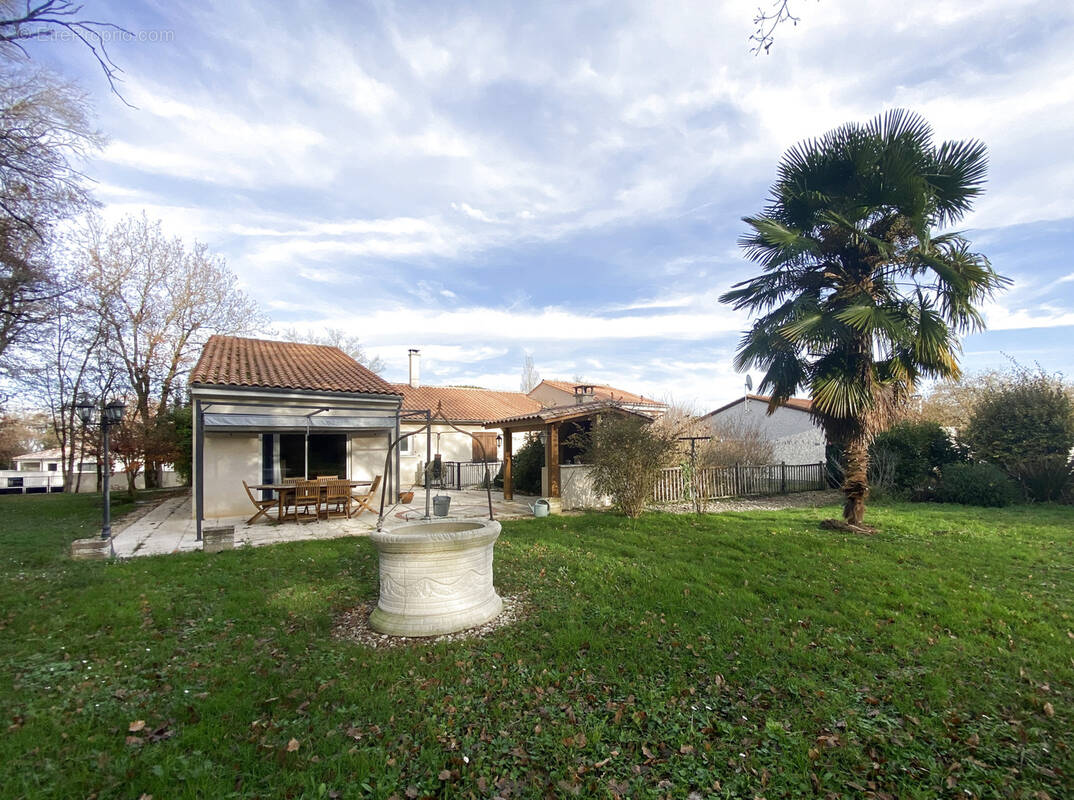 Maison à ROULLET-SAINT-ESTEPHE