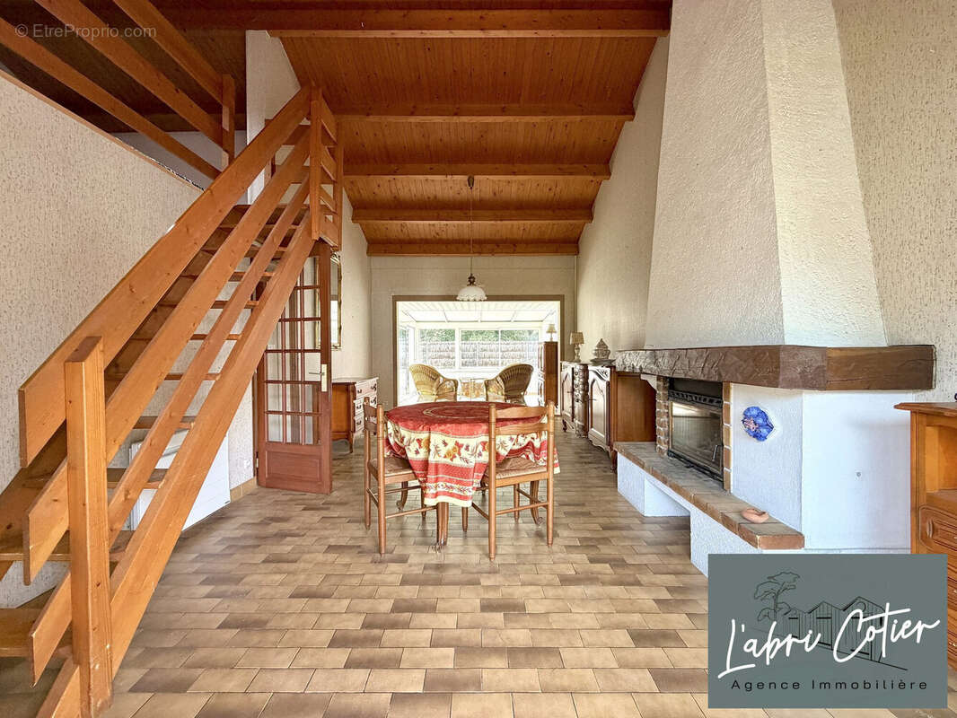 Séjour avec cheminée insert - Maison à SAINT-JEAN-DE-MONTS