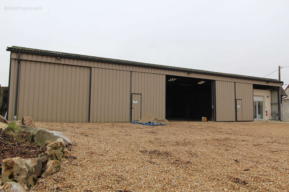 Commerce à TREMBLAY-LES-VILLAGES