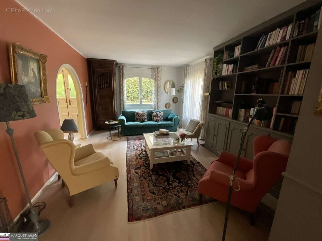 Découvrez cet ensemble immobilier composé de 2 villas indépendantes T6 de 179 m² et T3 de 59 m² en 4 faces sur 828 m² de terrain - photo 4