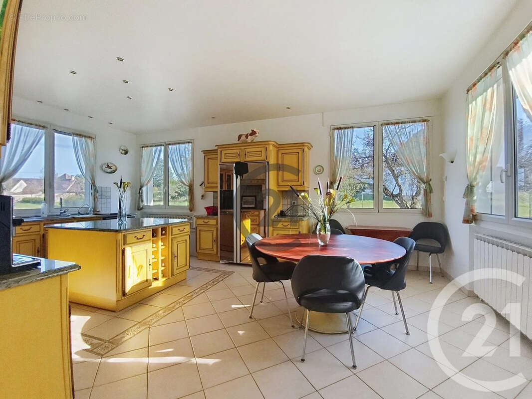 Maison 205 m² à Soucy  - photo 4