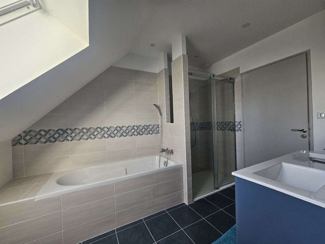 Maison à CREUZIER-LE-VIEUX