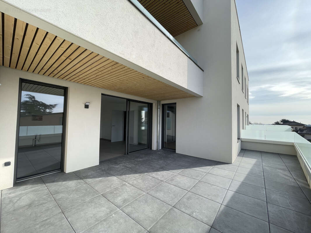 Appartement à LA TOUR-DE-SALVAGNY