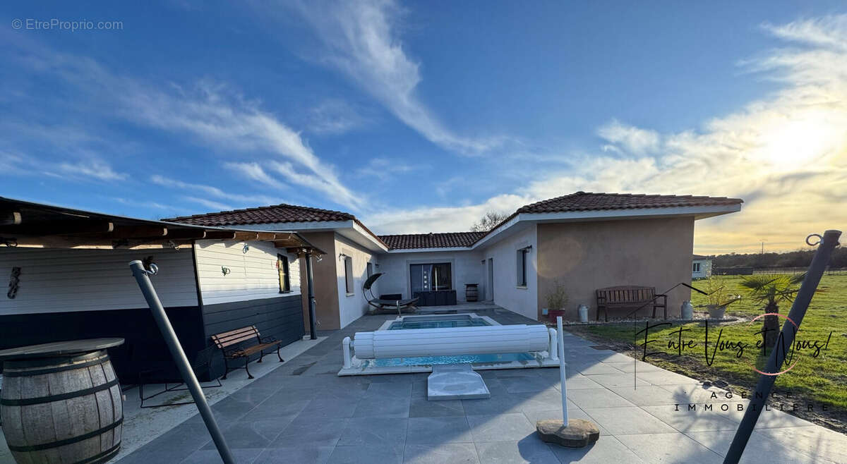 EXTÉRIEUR CÔTÉ PISCINE ET TERRASSE - Maison à BAZAS