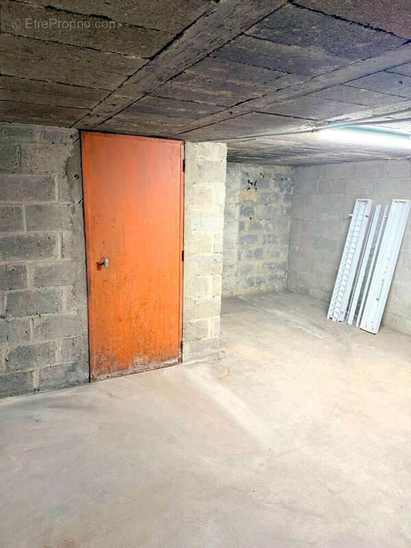 Commerce à LES CLAYES-SOUS-BOIS