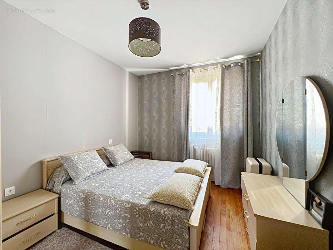CLERMONT-FERRAND - Appartement T5 de 88 m² avec parking et cave - photo 4