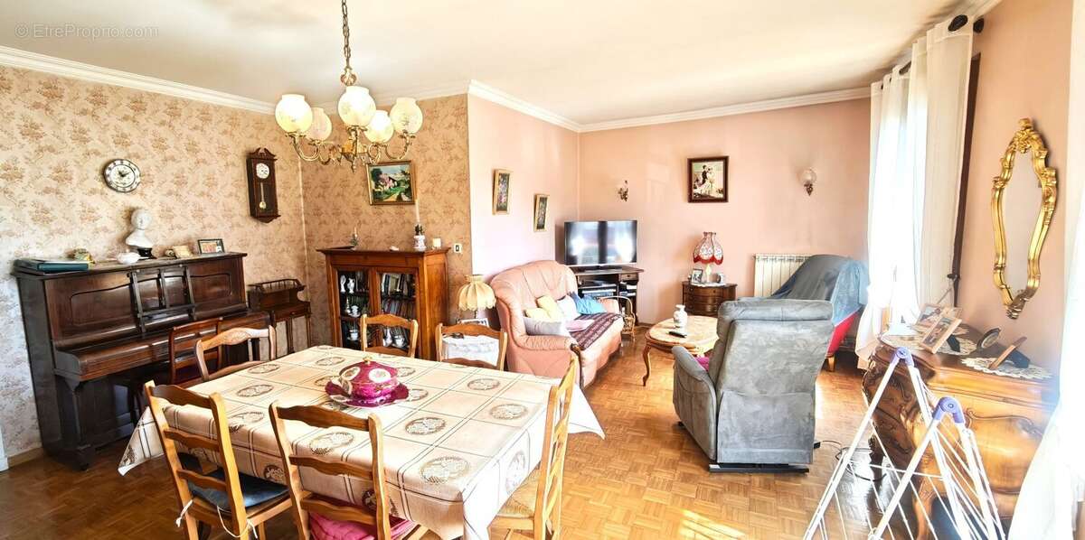 Grand appartement 95m² T4 avec balcon, cave et garage - photo 4
