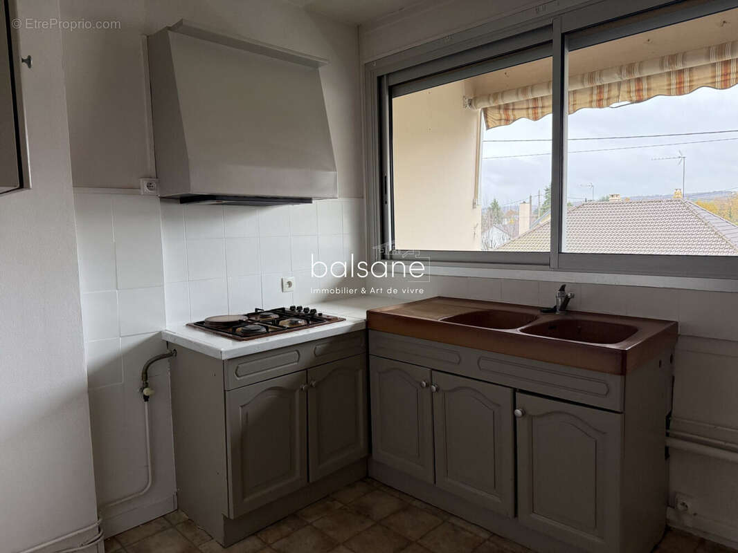 Cuisine vue balcon - Appartement à SAINT-PIERRE-LES-ELBEUF