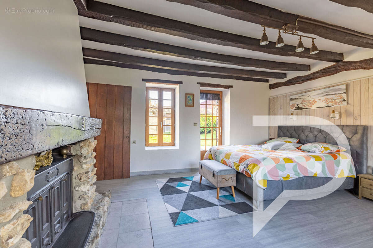 Maison à PEROY-LES-GOMBRIES