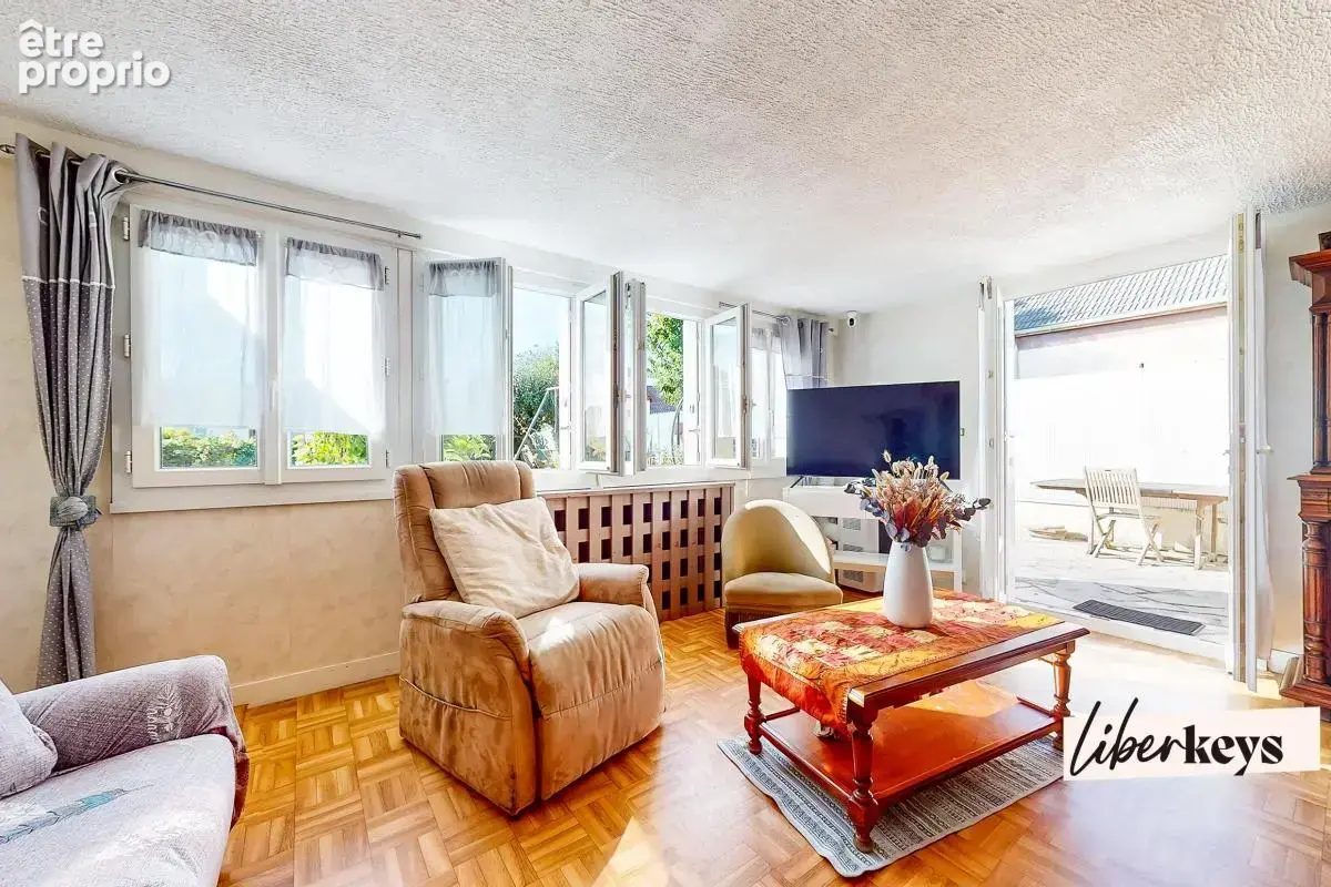Plaisir – Maison familiale de plain-pied - 5 pièces - 120 m² au sol avec jardin et garage, proche gare - photo 2