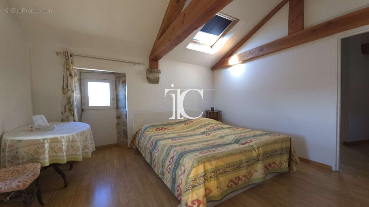 Authenticité, élégance et confort au cur du Sud Ardèche : une maison en pierre rare avec piscine où tout se fait à pied. - photo 28