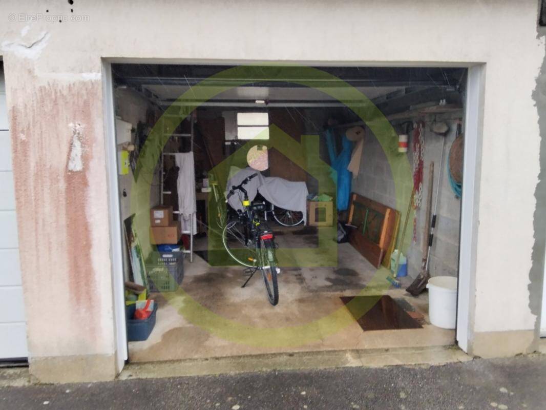 Parking à LE PLESSIER-SUR-SAINT-JUST